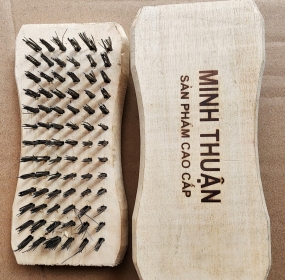 Bàn chải dây thép 6 hàng cán gỗ vuông Minh Thuận M02