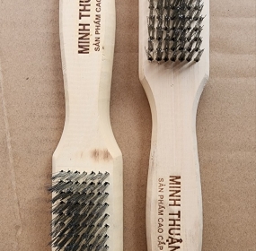 Bàn chải dây thép 7 hàng cán gỗ Minh Thuận M01