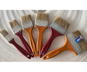 Ưu điểm của cọ cán gỗ vs cọ cán nhựa: Cái nào phù hợp với bạn?