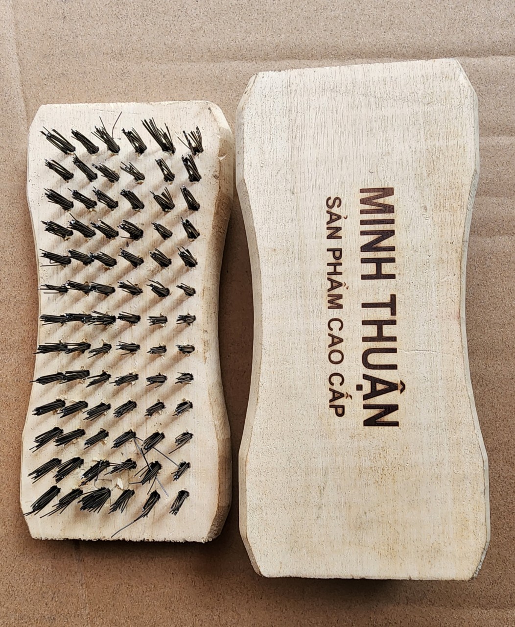 Bàn chải cán gỗ