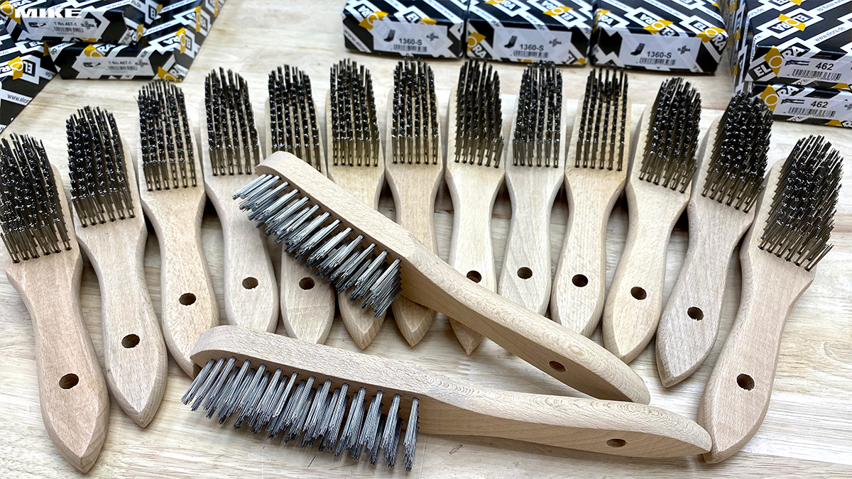 Bàn chải cán gỗ